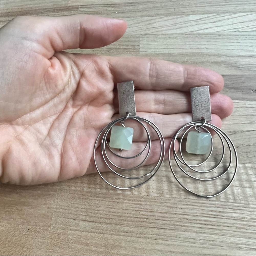 Artisan silver concentric circle dangle earrings with square green stone - Picture 2 of 12